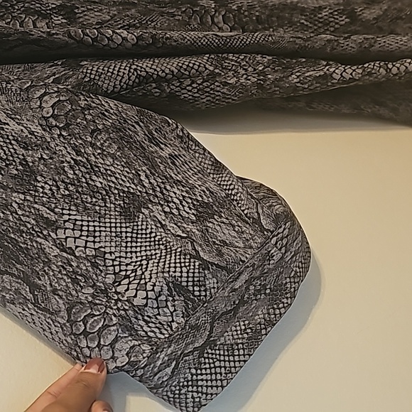 Torrid Georgette Snake Animal Print Button-Down Blouse 3/4 Roll Sleeve‎ Sz 4 - Picture 7 of 11